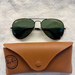 Ray-Ban Aviator Sunglasses with Green Lenses and Black Frame